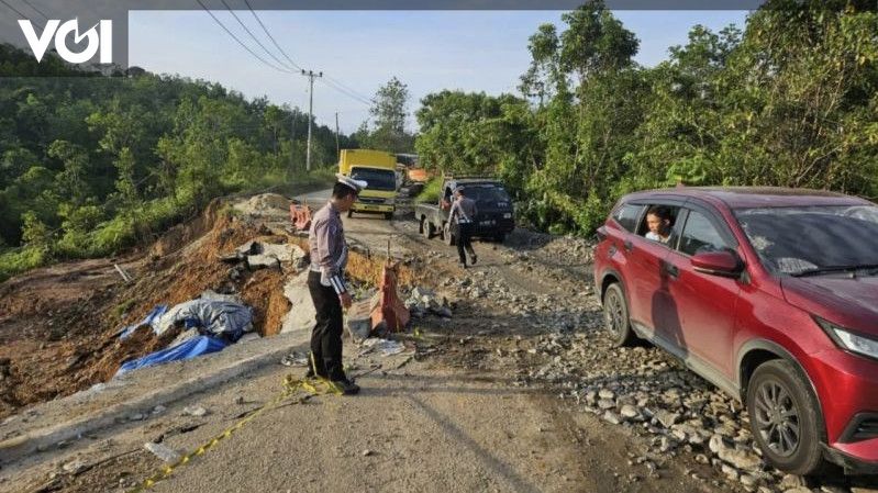 Polisi Berlakukan Buka Tutup Jalan Akibat Amblasnya Jalan Sumbar-Riau di&nbsp;Kampar