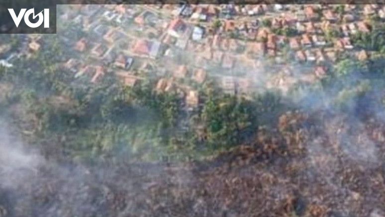 Kebakaran Hutan dan Lahan di Sungai Rotan Muara Enim Mendakati Pemukiman Warga